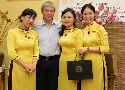(Ảnh: Thủ tướng Dacian Ciolos lưu luyến chụp ảnh kỷ niệm với các cô gái Việt Xưa)