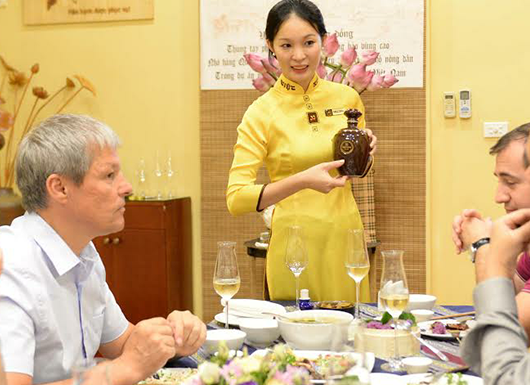 (Ảnh: Thủ tướng nghe giới thiệu về Rượu Việt Xưa trước khi thưởng thức)
